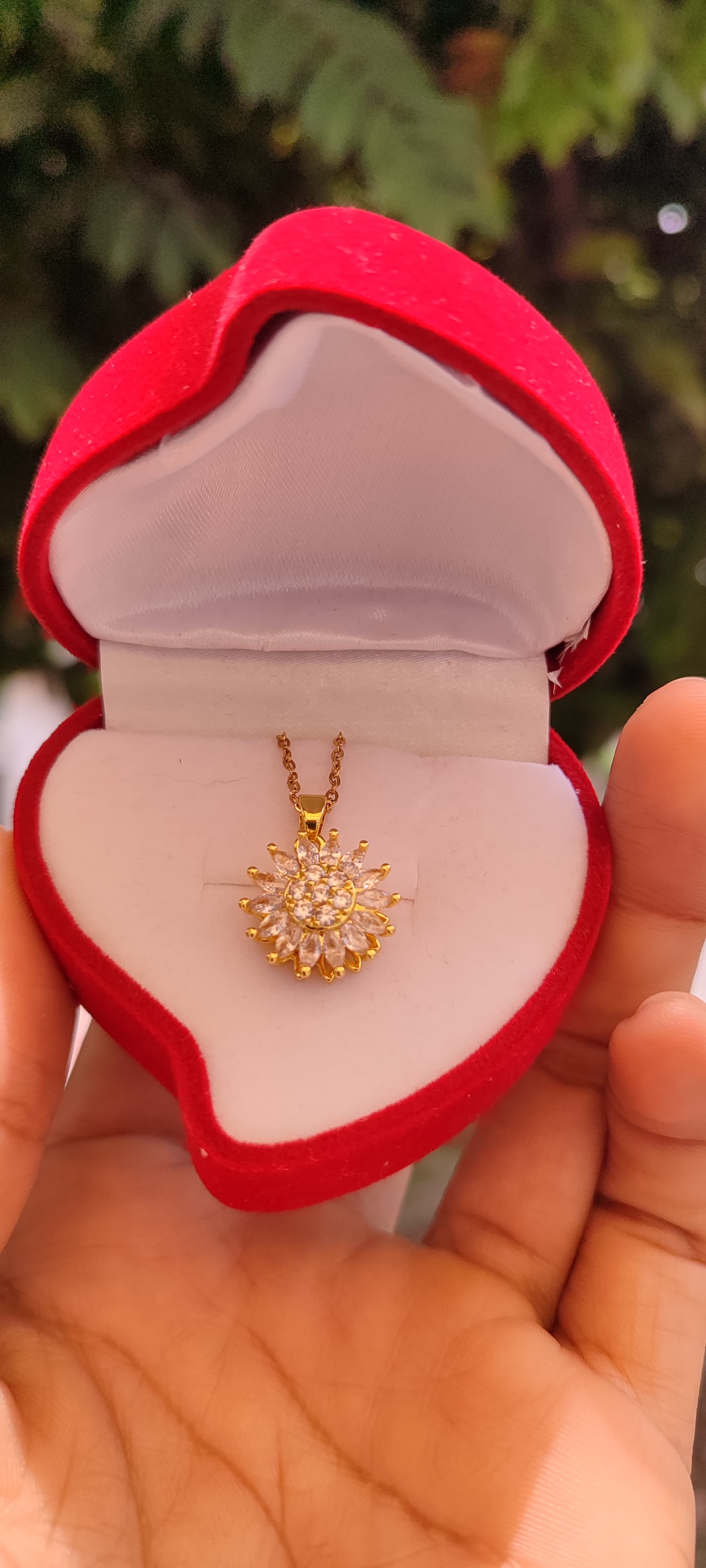 Collar Girasol Giratorio con Dije Galvanizado y Caja de Lujo – Elegancia y Estilo Moderno