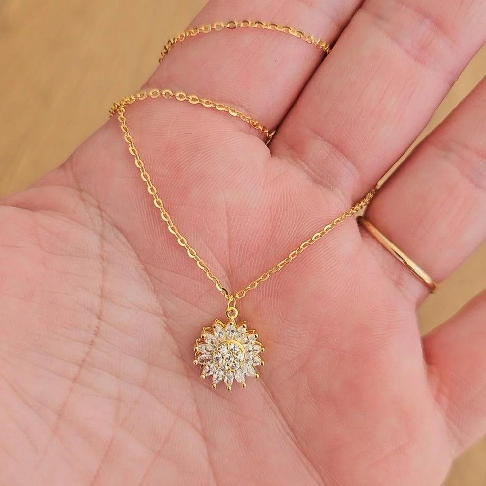 Collar Girasol Giratorio con Dije Galvanizado y Caja de Lujo – Elegancia y Estilo Moderno