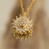 Collar Girasol Giratorio con Dije Galvanizado y Caja de Lujo – Elegancia y Estilo Moderno