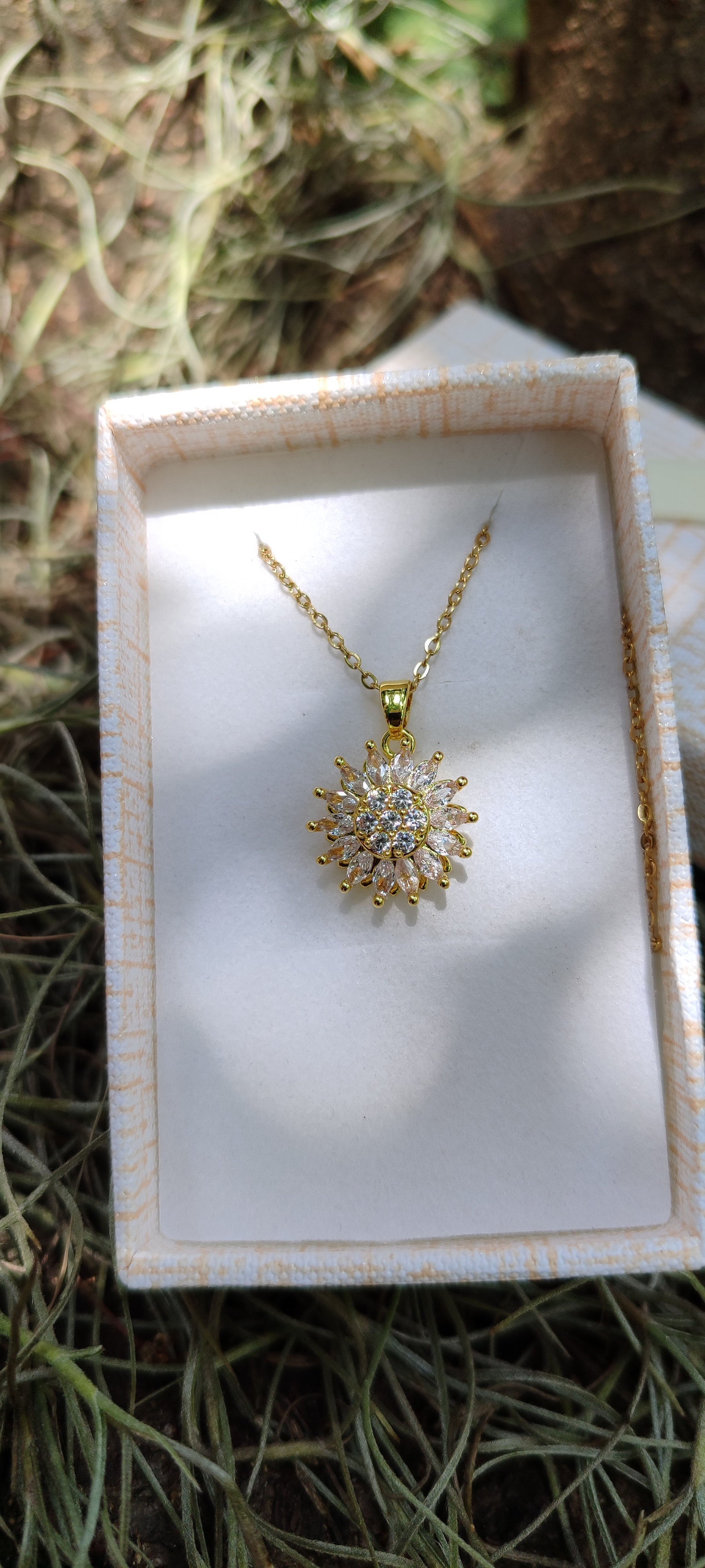 Collar Girasol Giratorio con Dije Galvanizado y Caja de Lujo – Elegancia y Estilo Moderno